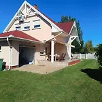 Valika Nyaraloja Balatonkersztur Διαμέρισμα *